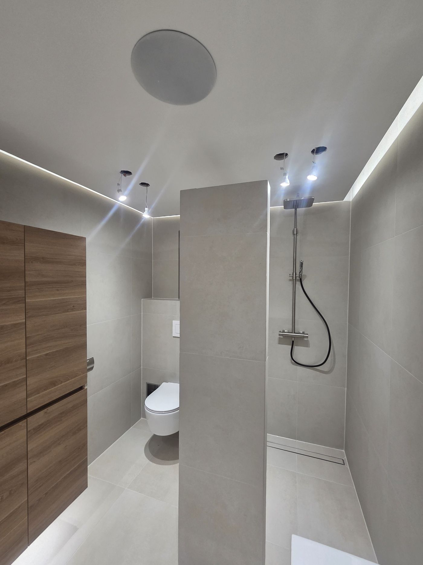 Badkamer met LED-plafond en inloopdouche