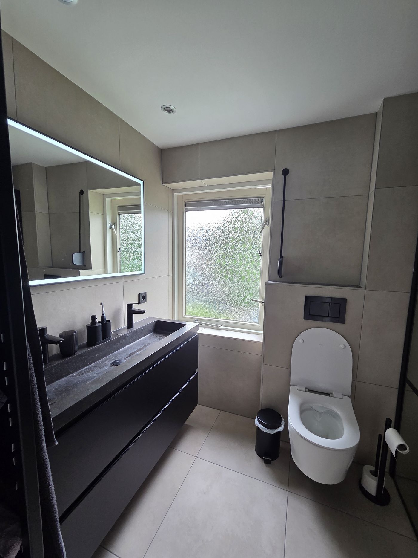 Badkamer met mat zwart badmeubel