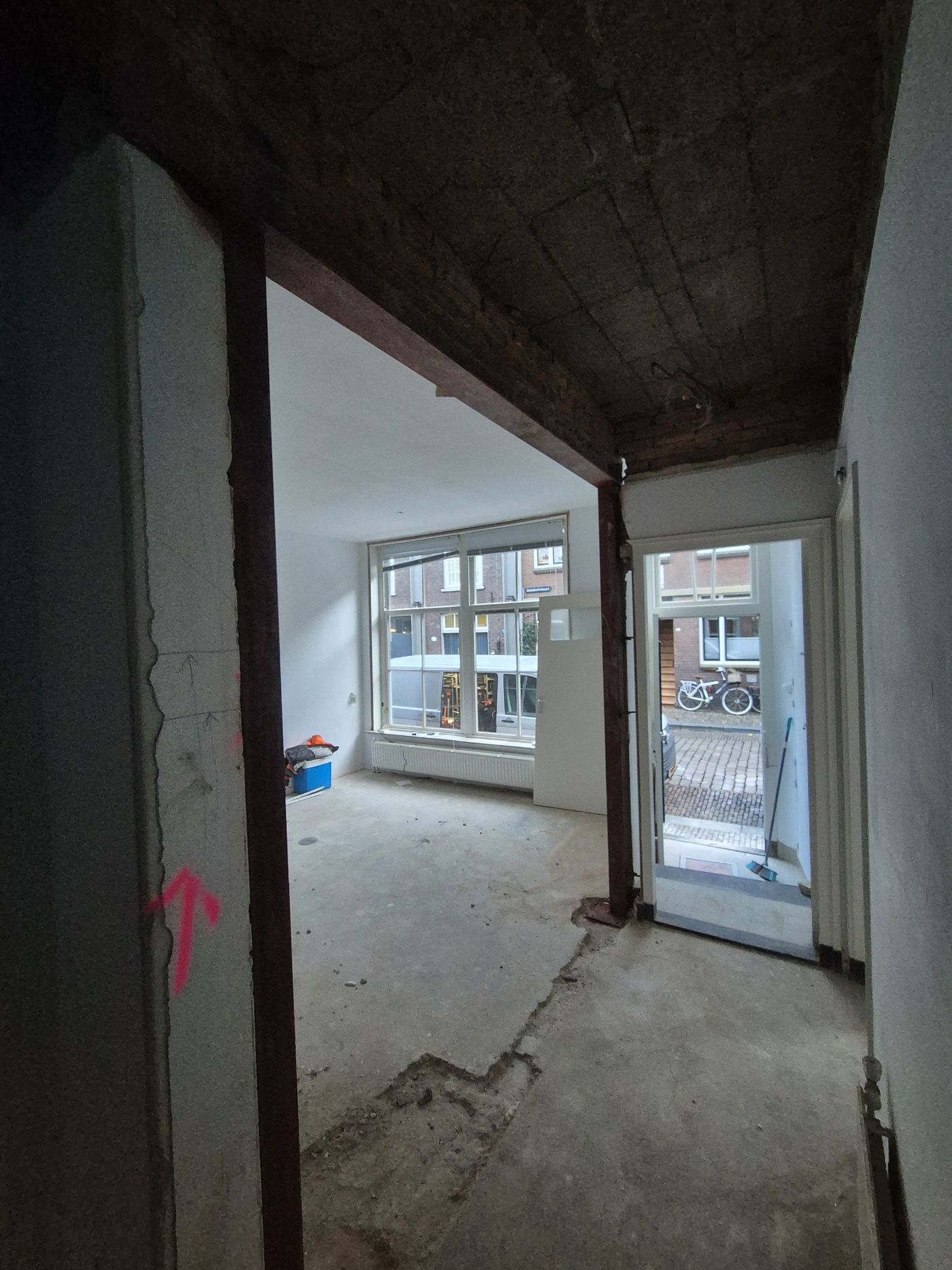 Doorbraak met stalen balk tussen twee ruimtes