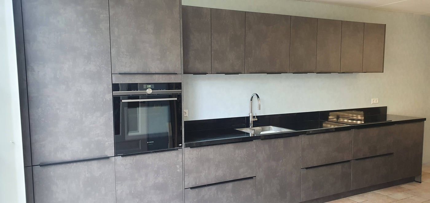 Rechte keuken in betonlook met inbouwoven