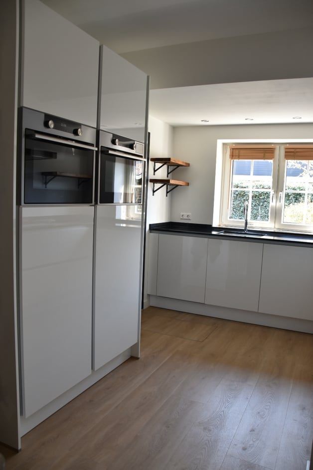 Keuken met hoge kastenwand en inbouwapparatuur