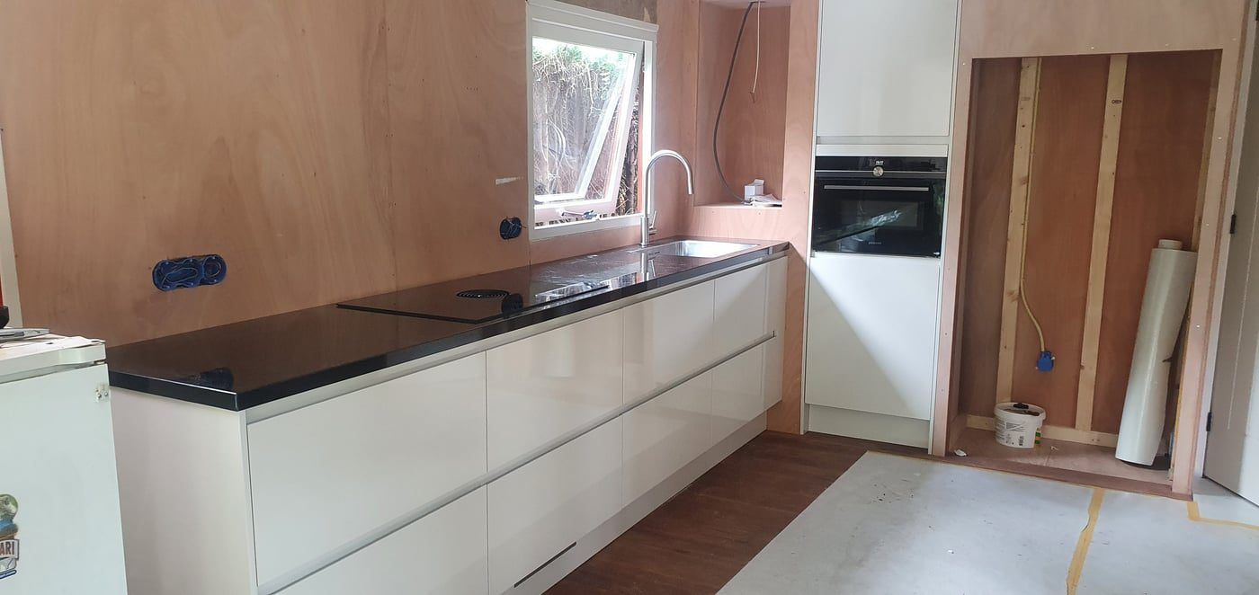 Keuken tijdens montage, inclusief voorbereiding van leidingwerk