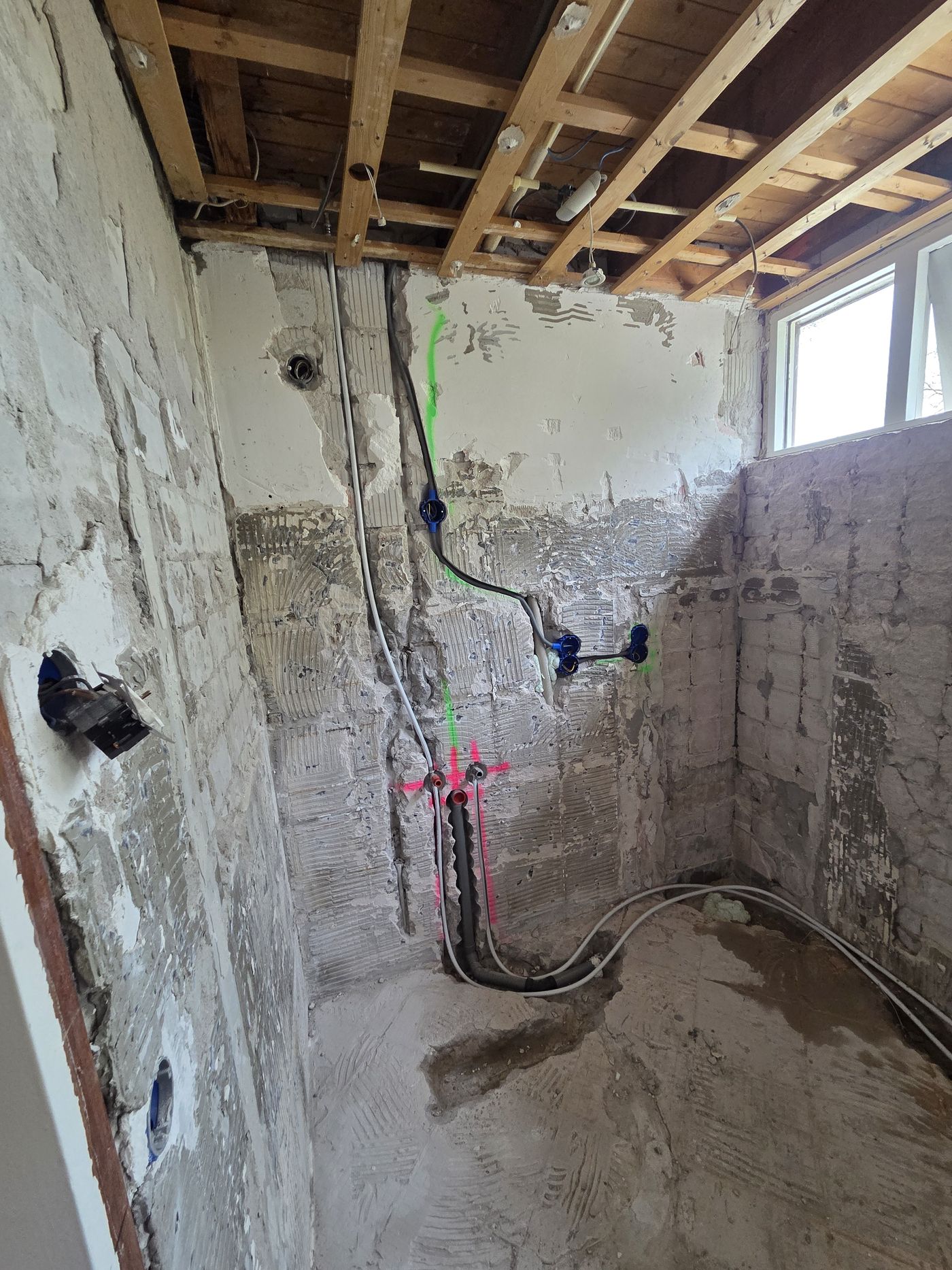 Nieuw leidingwerk in een gestripte badkamer