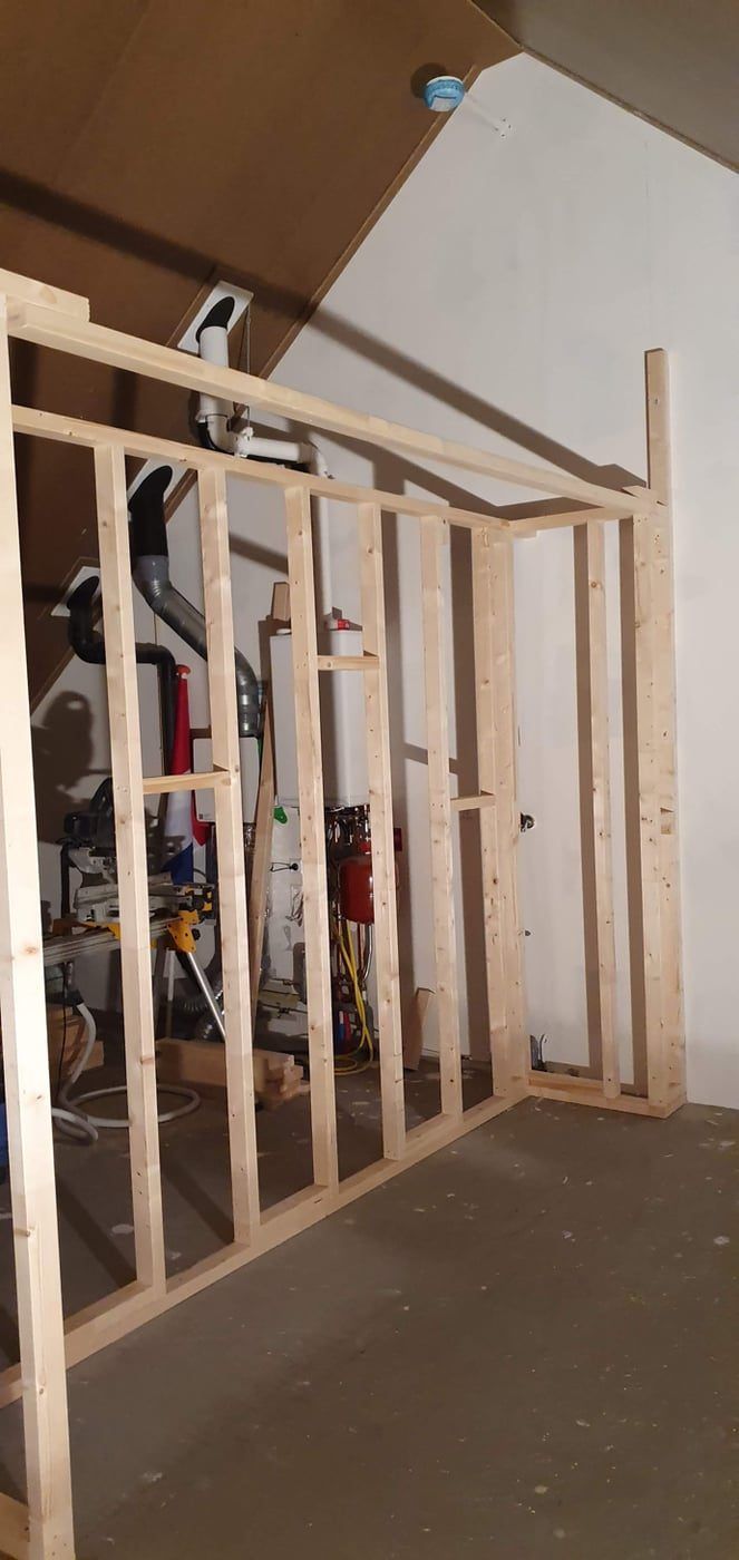 Regelwerk voor een scheidingswand langs het trapgat