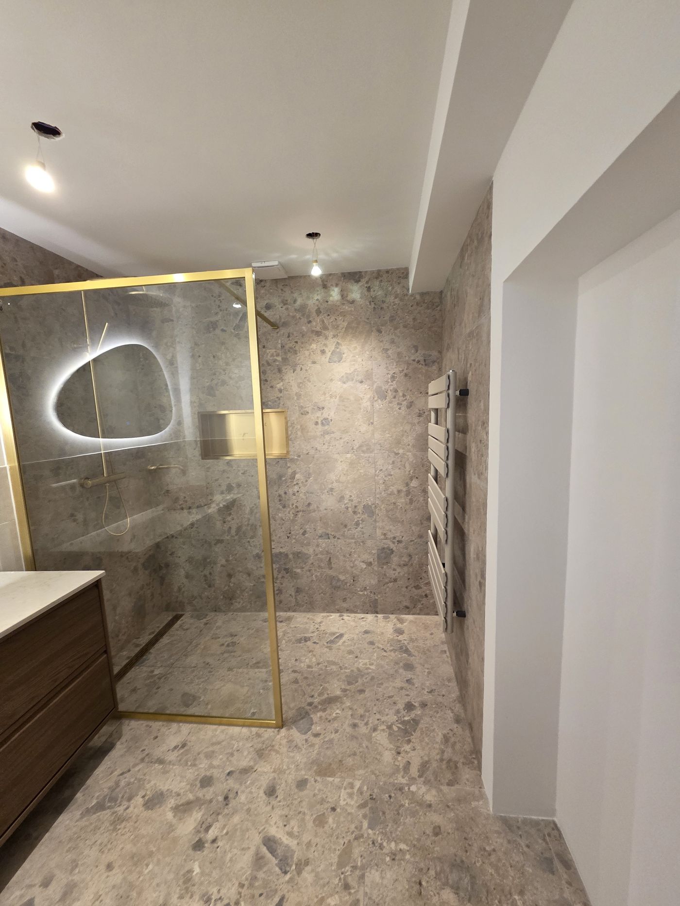 Terrazzo badkamer met gouden douchewand