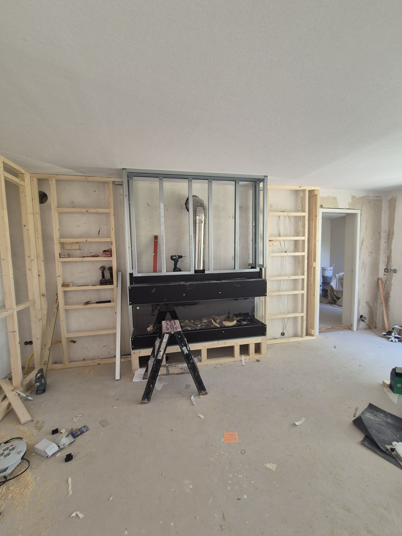 Tv-wand in aanbouw: houten regelwerk voor de afwerking