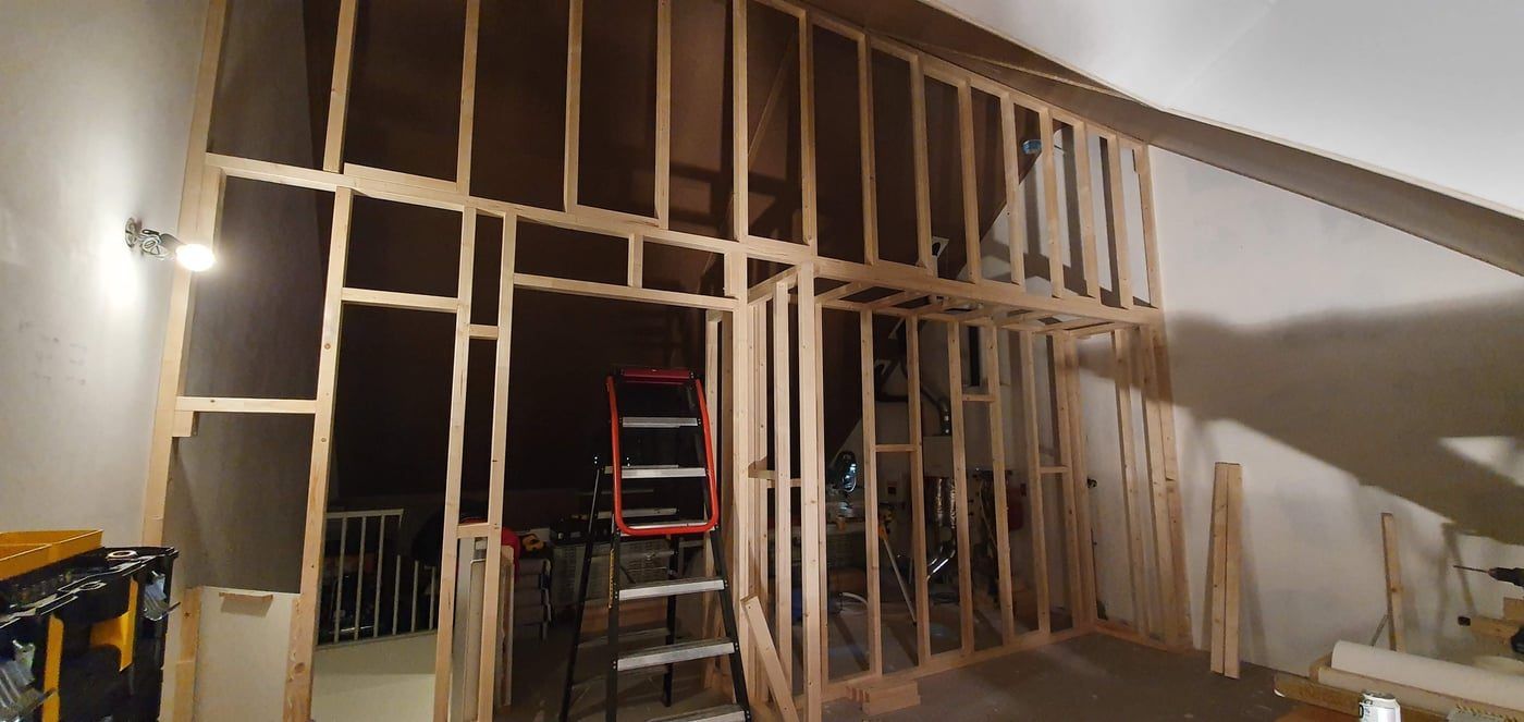 Houten regelwerk voor nieuwe zolderkamers