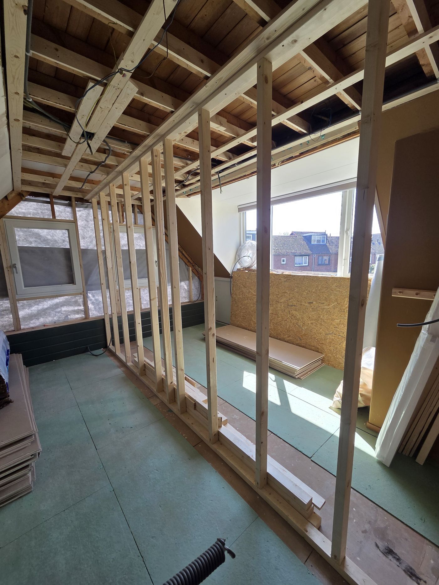 Houten regelwerk voor nieuwe kamers op zolder