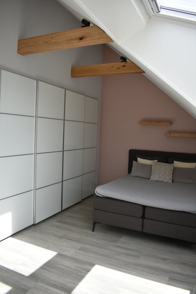 Zolder na verbouwing tot slaapkamer met inbouwkasten