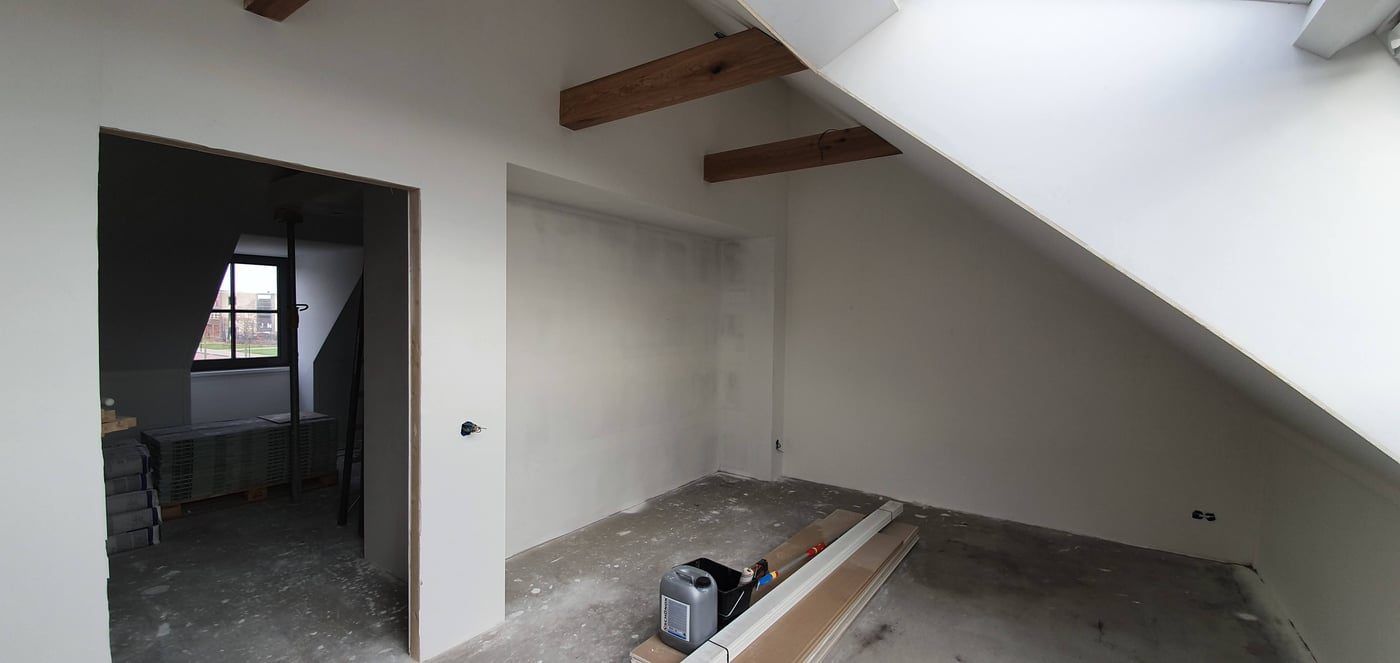 Lege zolder voor de verbouwing