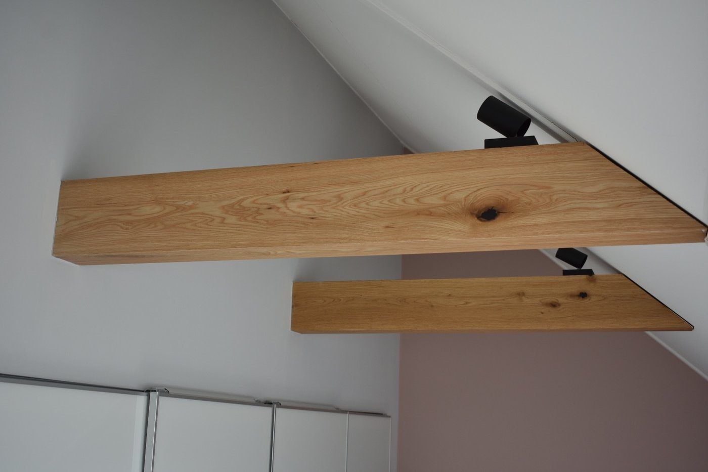 Zwevende massief eiken wandplanken onder schuin dak
